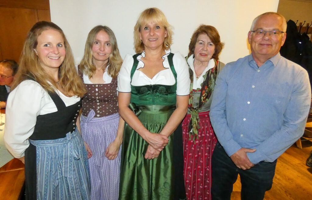 Von links nach rechts: Kyra Maier (Jugendbetreuerin), Susanne Lex (Kassiererin), Claudia Stein (1. Vorständin), Ursula Lynka (Schriftführerin), Peter Stein (2. Vorstand).